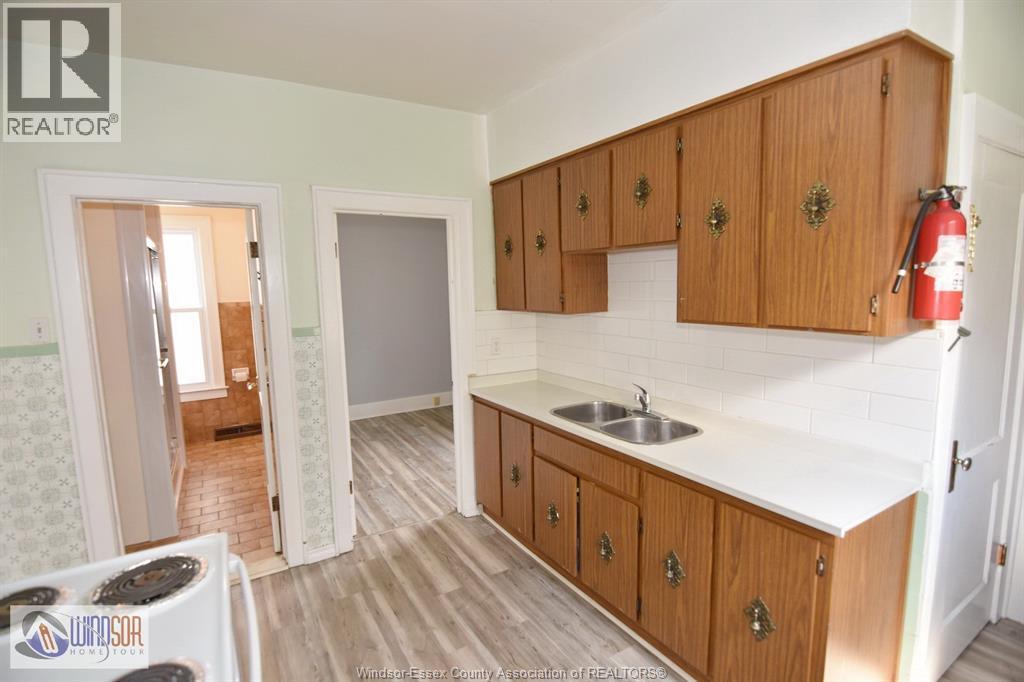 558 Elm, Windsor, ON - Indoor Photo Showing Kitchen With Double Sink