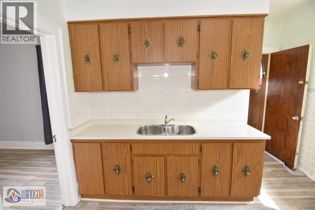 558 Elm, Windsor, ON - Indoor Photo Showing Kitchen With Double Sink
