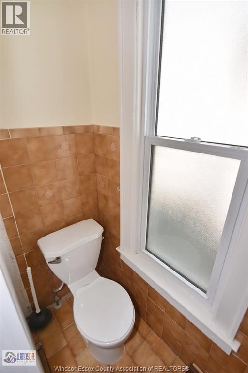 558 Elm, Windsor, ON - Indoor Photo Showing Bathroom
