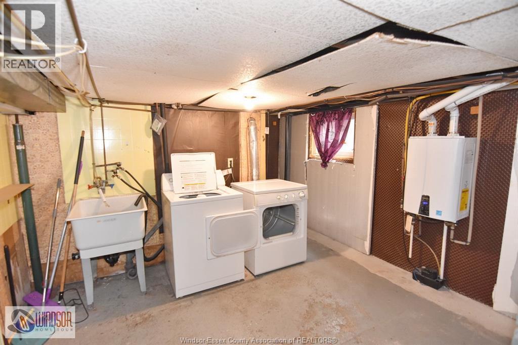 558 Elm, Windsor, ON - Indoor Photo Showing Laundry Room