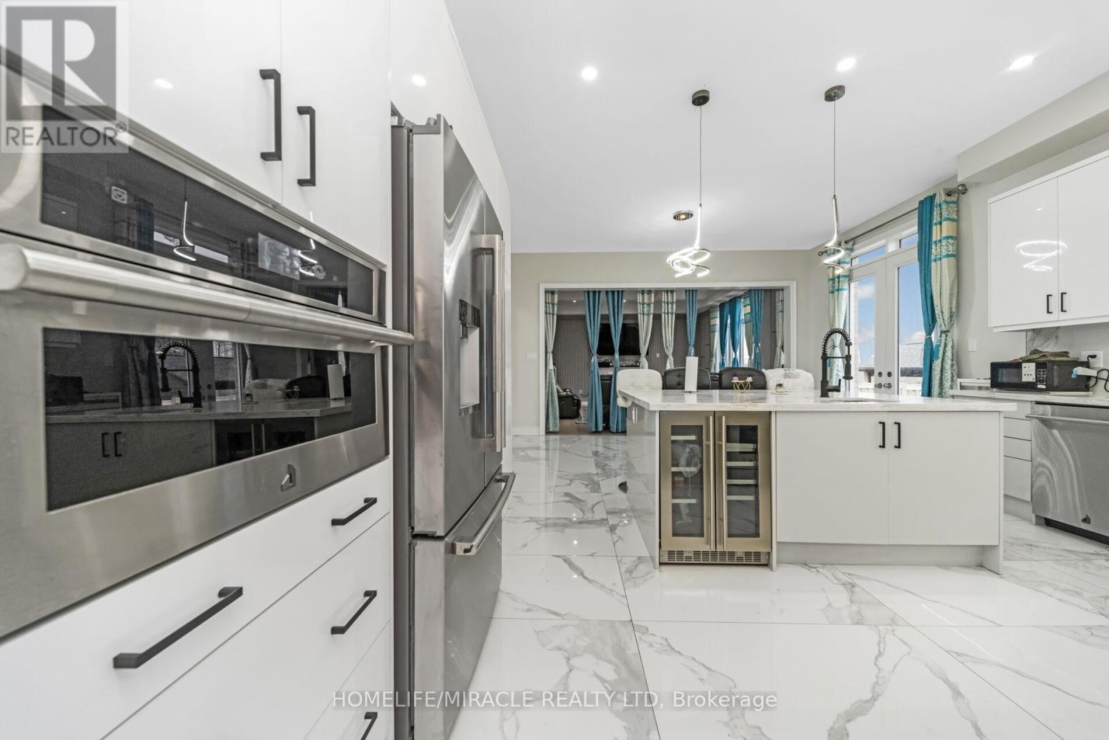 93 Trail Boulevard, Springwater, ON - Indoor Photo Showing Kitchen With Upgraded Kitchen