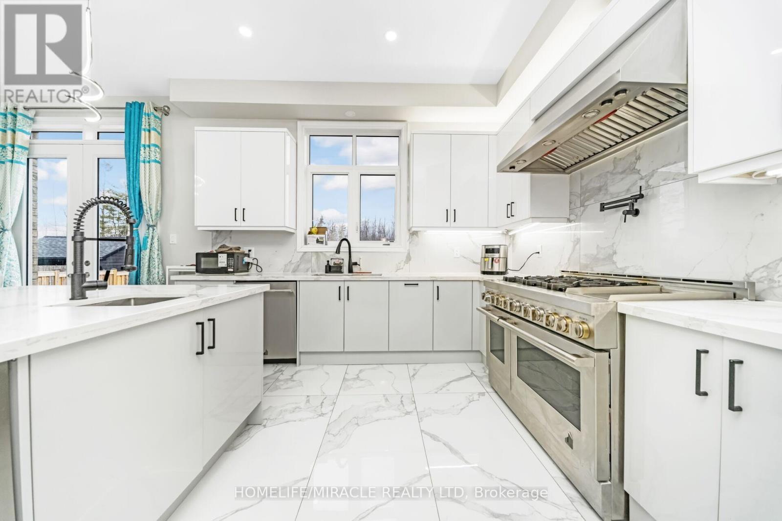 93 Trail Boulevard, Springwater, ON - Indoor Photo Showing Kitchen With Upgraded Kitchen