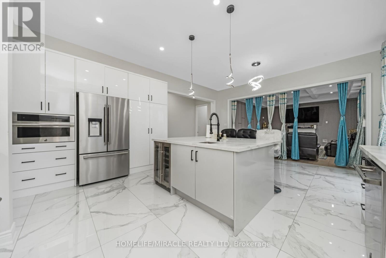 93 Trail Boulevard, Springwater, ON - Indoor Photo Showing Kitchen With Upgraded Kitchen