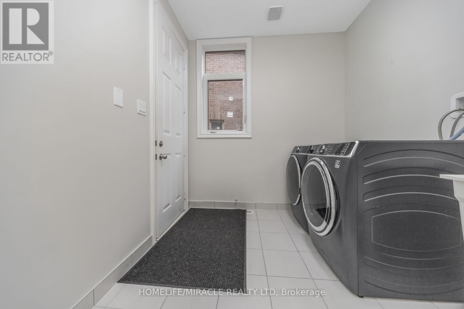 93 Trail Boulevard, Springwater, ON - Indoor Photo Showing Laundry Room