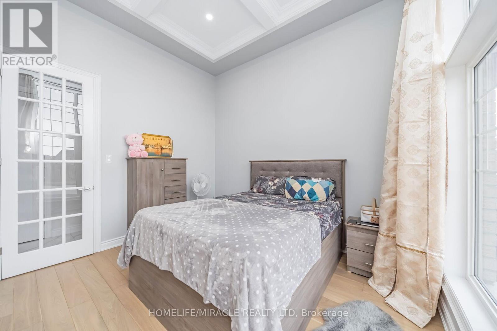 93 Trail Boulevard, Springwater, ON - Indoor Photo Showing Bedroom