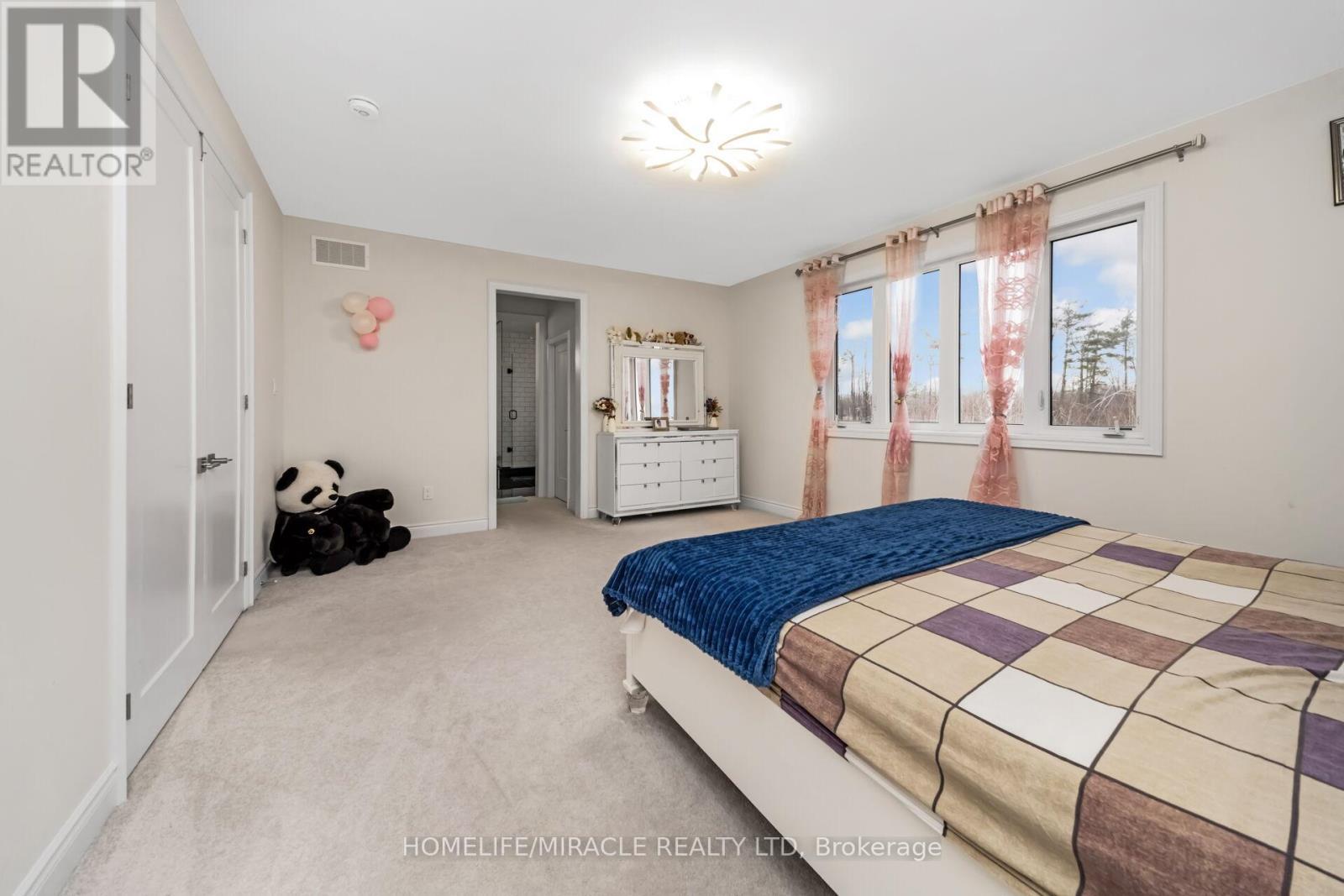 93 Trail Boulevard, Springwater, ON - Indoor Photo Showing Bedroom