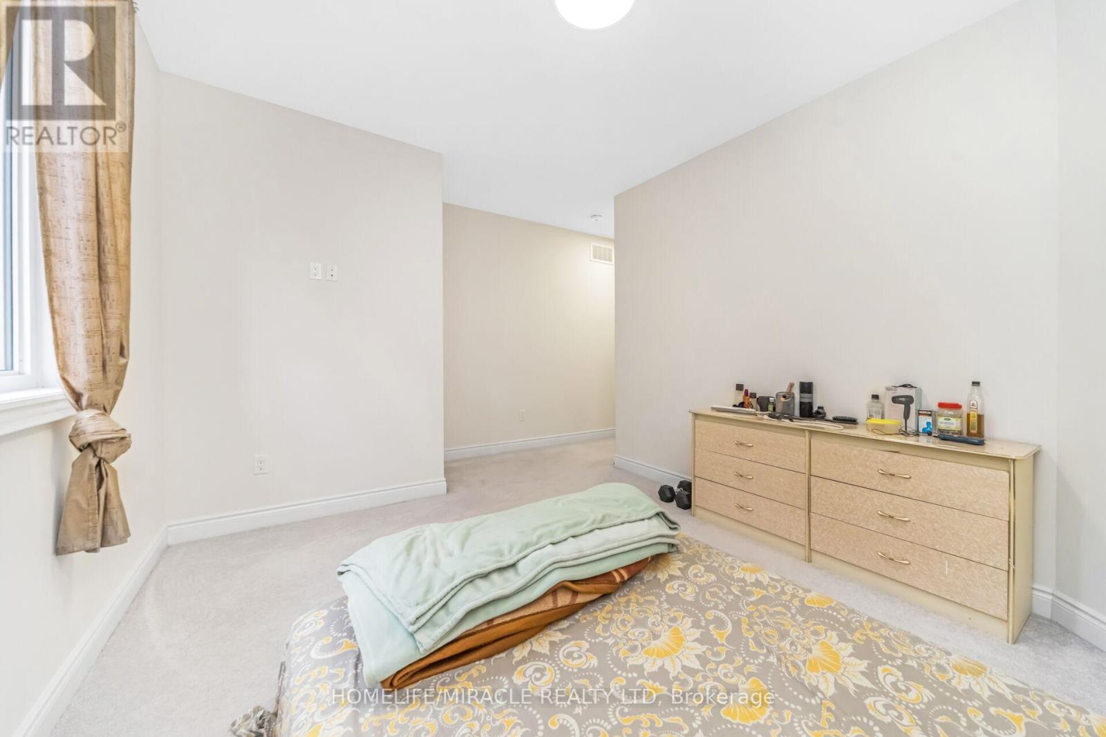 93 Trail Boulevard, Springwater, ON - Indoor Photo Showing Bedroom
