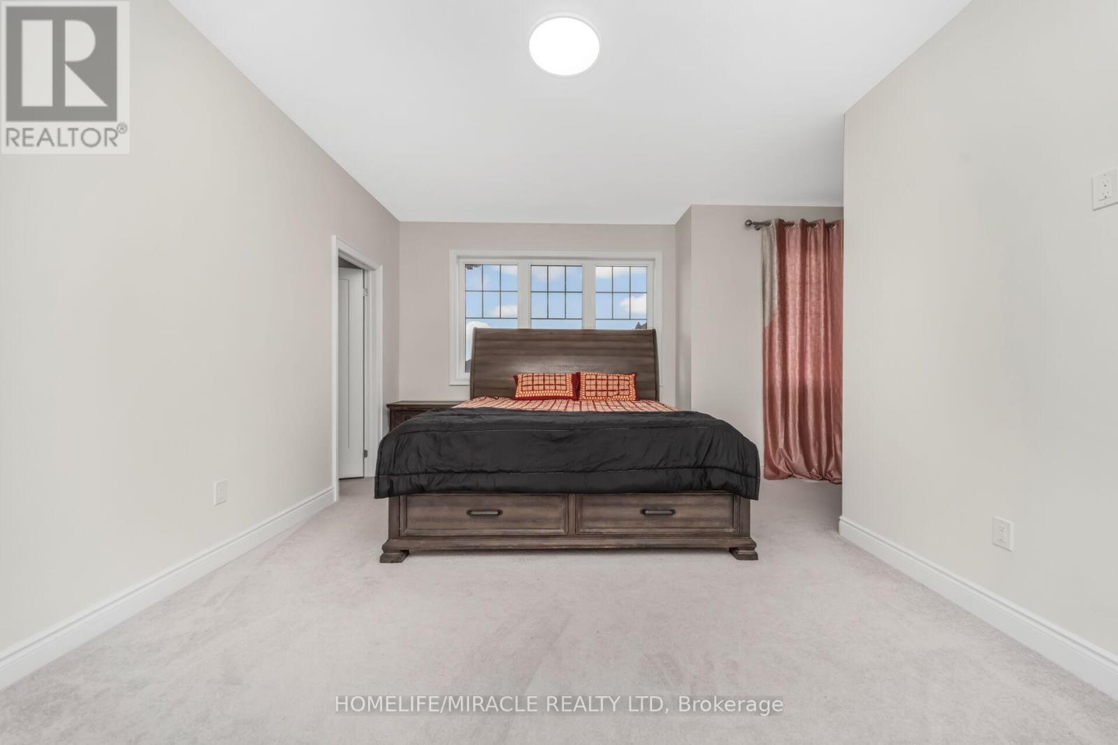 93 Trail Boulevard, Springwater, ON - Indoor Photo Showing Bedroom