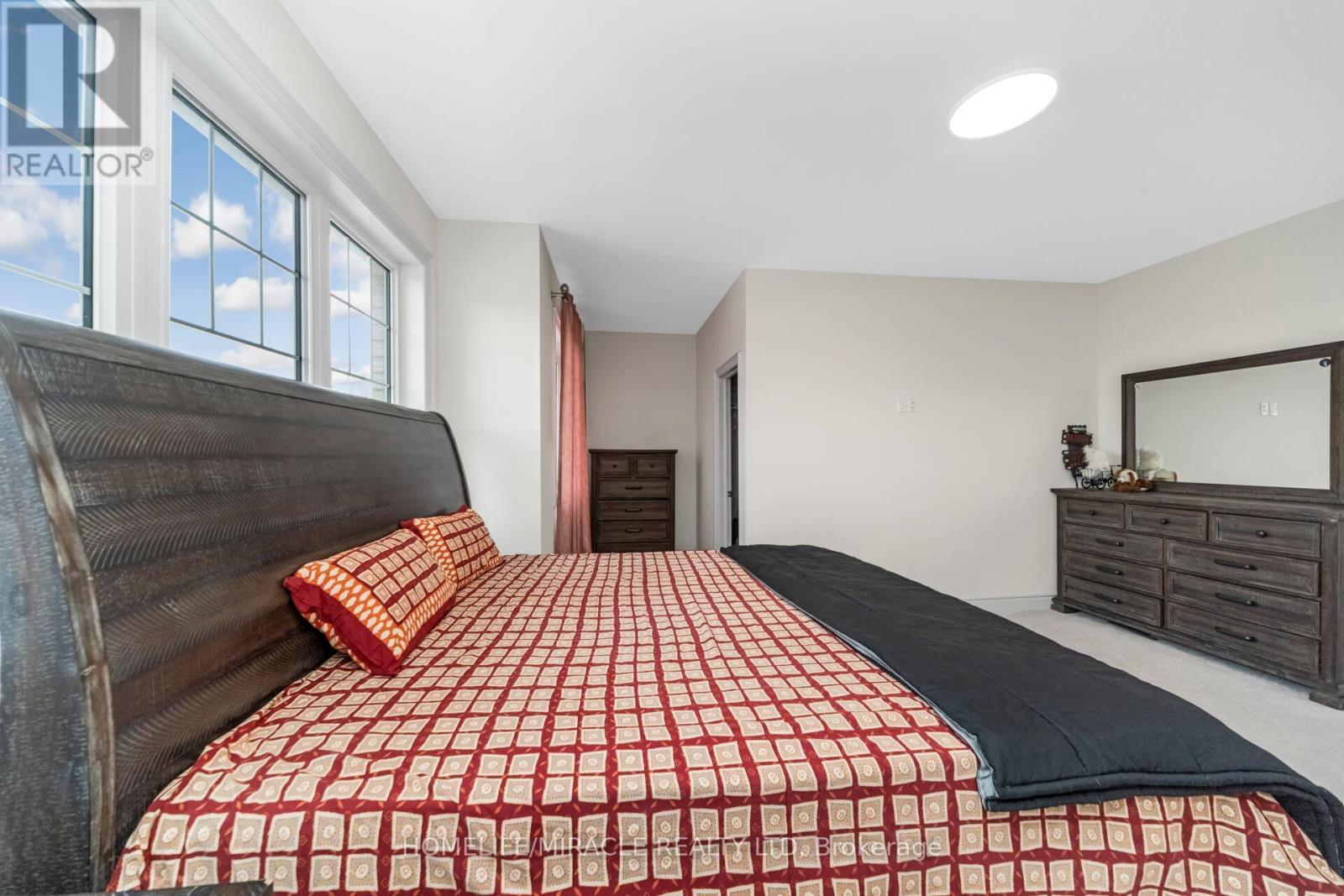 93 Trail Boulevard, Springwater, ON - Indoor Photo Showing Bedroom