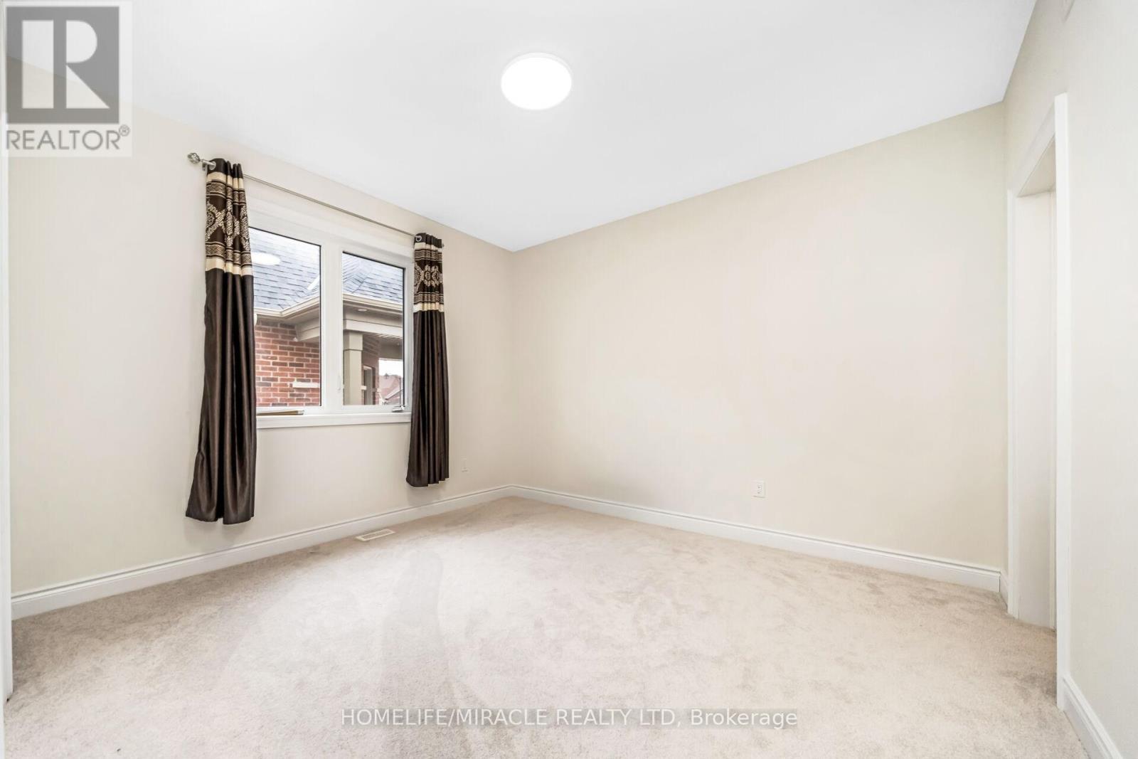 93 Trail Boulevard, Springwater, ON - Indoor Photo Showing Other Room