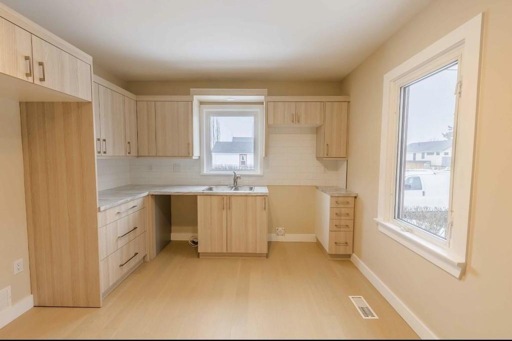 358 Dewe Ave, Thunder Bay, ON - Indoor Photo Showing Kitchen With Double Sink