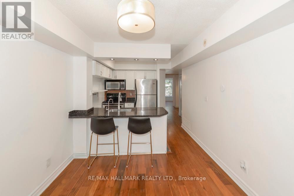Kitchen W Breakfast Bar & Full Sized Appliances - 761 - 5 Everson Drive, Toronto, ON - Indoor Photo Showing Kitchen