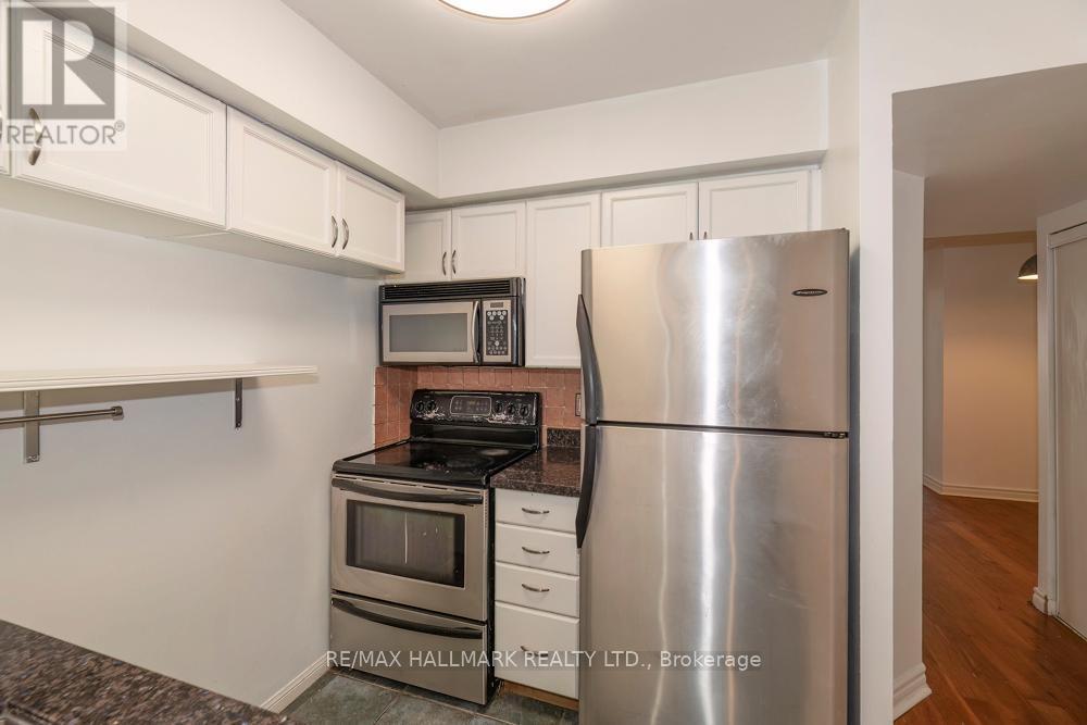 Kitchen W Breakfast Bar & Full Sized Appliances - 761 - 5 Everson Drive, Toronto, ON - Indoor Photo Showing Kitchen