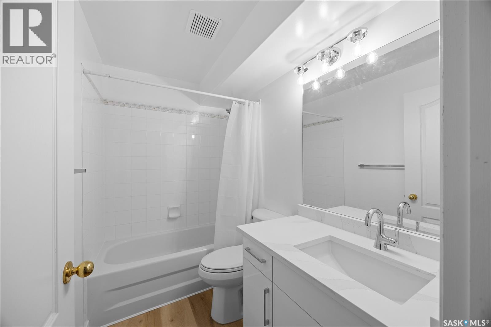 203 Konihowski Road, Saskatoon, SK - Indoor Photo Showing Bathroom