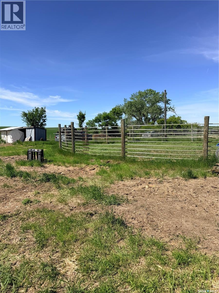 Mezzo Acreage Grid Road, Tompkins, SK