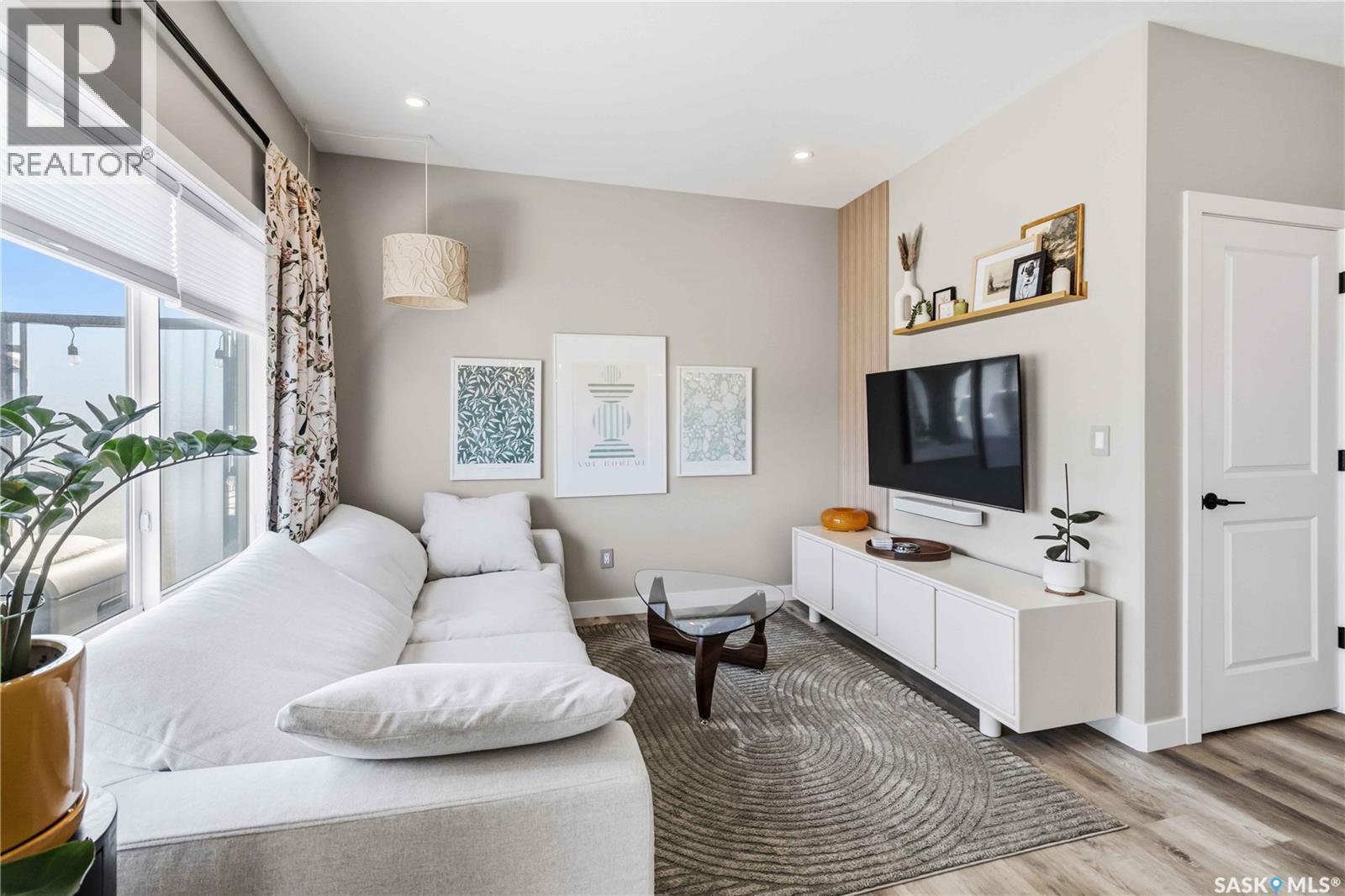 26 625 Dagnone Crescent, Saskatoon, SK - Indoor Photo Showing Living Room