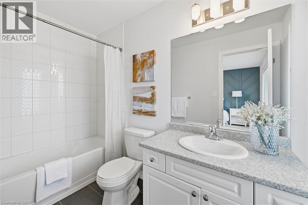 Ensuite bathroom with vanity and shower / tub combo - 122 E Dundas Street E Unit# 9, Waterdown, ON - Indoor Photo Showing Bathroom
