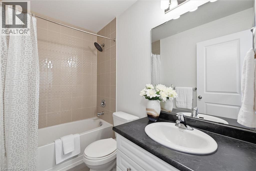 Full bath with vanity and shower / tub combo. - 122 E Dundas Street E Unit# 9, Waterdown, ON - Indoor Photo Showing Bathroom