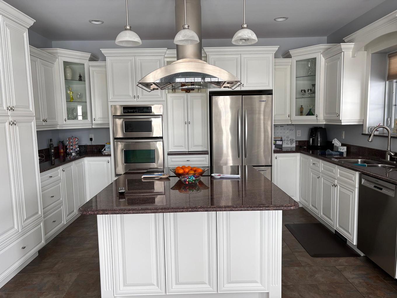 132 Wolverine Crescent, Thunder Bay, ON - Indoor Photo Showing Kitchen With Double Sink With Upgraded Kitchen