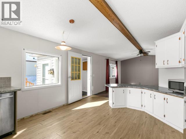 95-986 Range Road, Whitehorse, YT - Indoor Photo Showing Kitchen