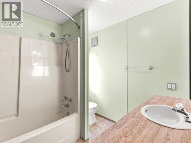 95-986 Range Road, Whitehorse, YT - Indoor Photo Showing Bathroom
