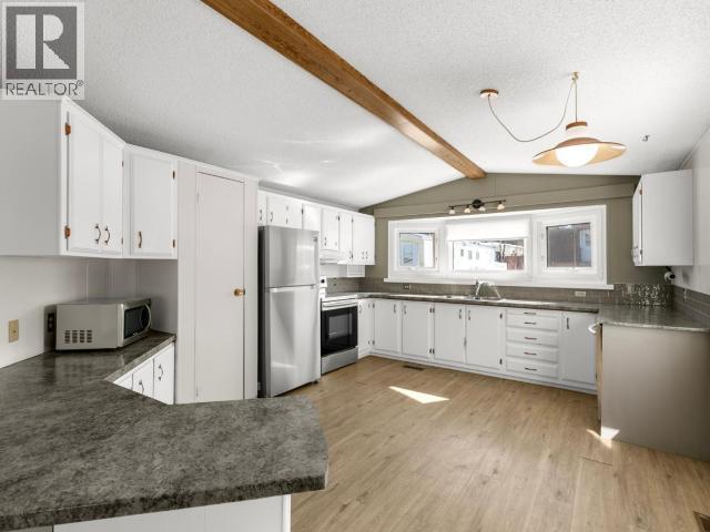 95-986 Range Road, Whitehorse, YT - Indoor Photo Showing Kitchen With Upgraded Kitchen