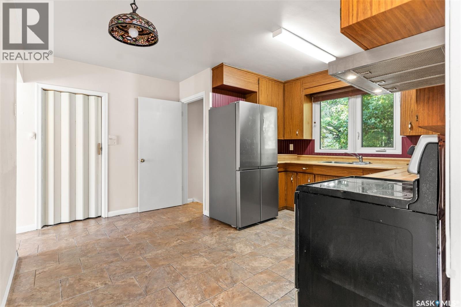 13 Weir Crescent, Saskatoon, SK - Indoor Photo Showing Kitchen