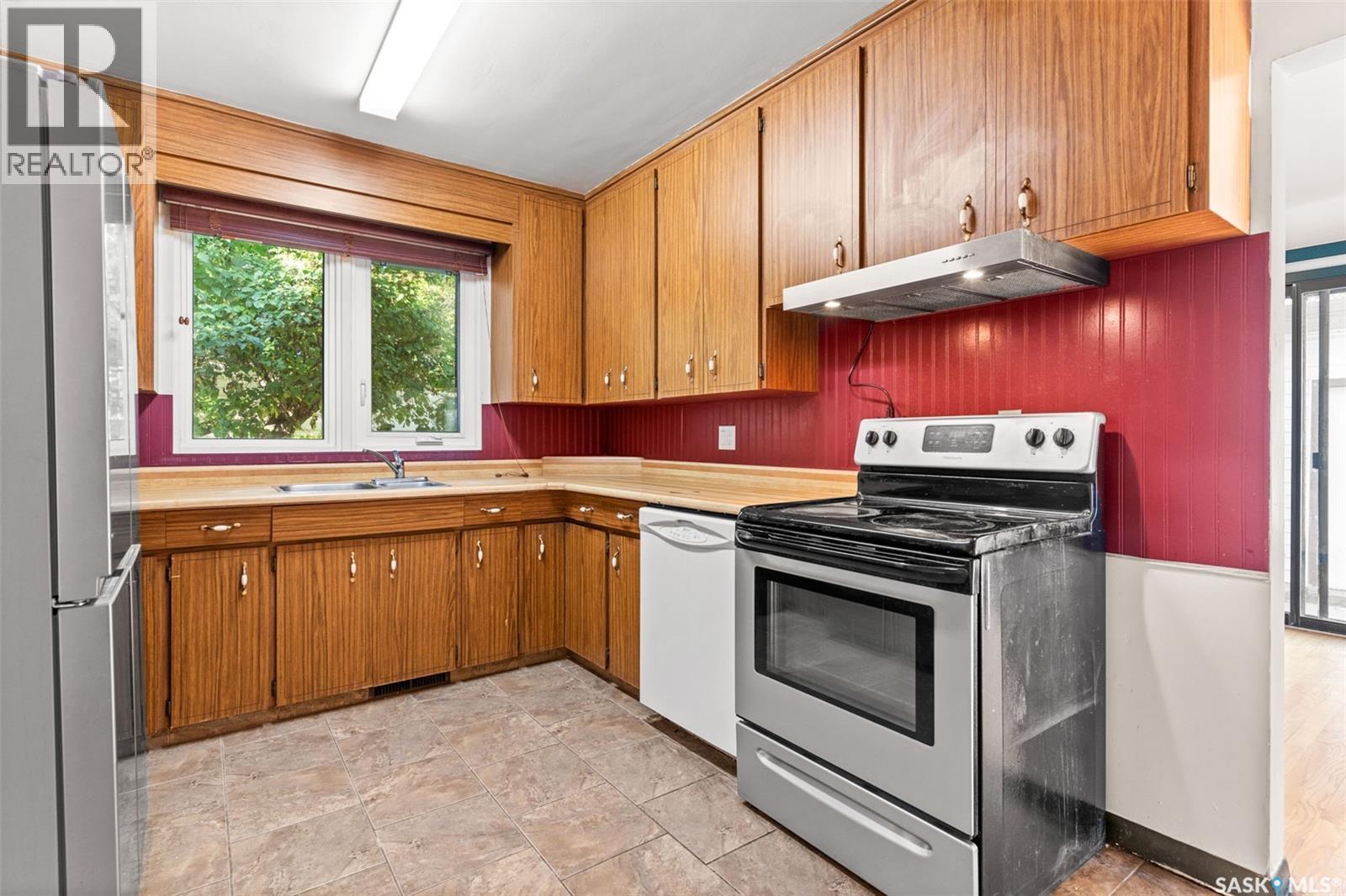 13 Weir Crescent, Saskatoon, SK - Indoor Photo Showing Kitchen With Double Sink