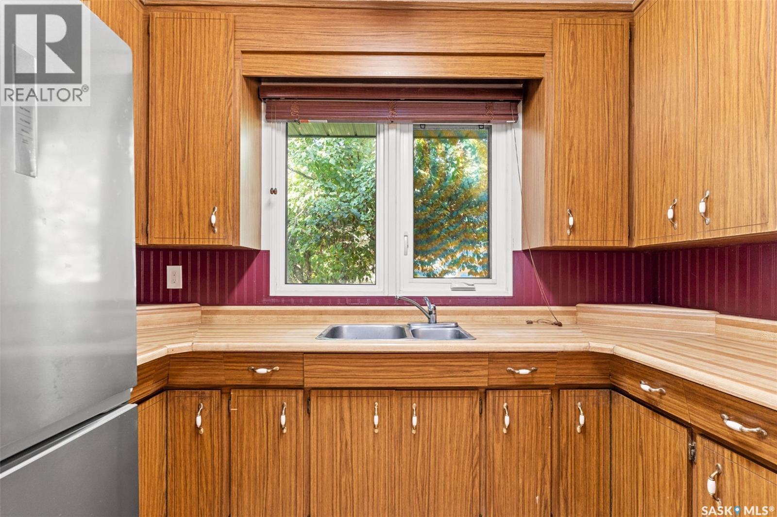13 Weir Crescent, Saskatoon, SK - Indoor Photo Showing Kitchen With Double Sink