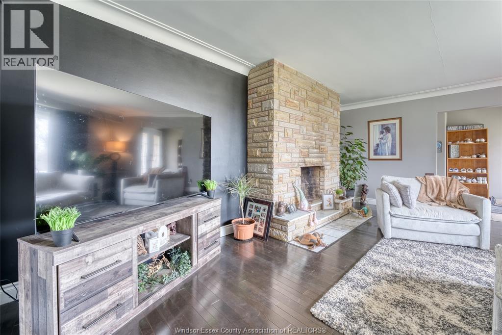 1235 Gesto Sideroad, Colchester North, ON - Indoor Photo Showing Living Room With Fireplace