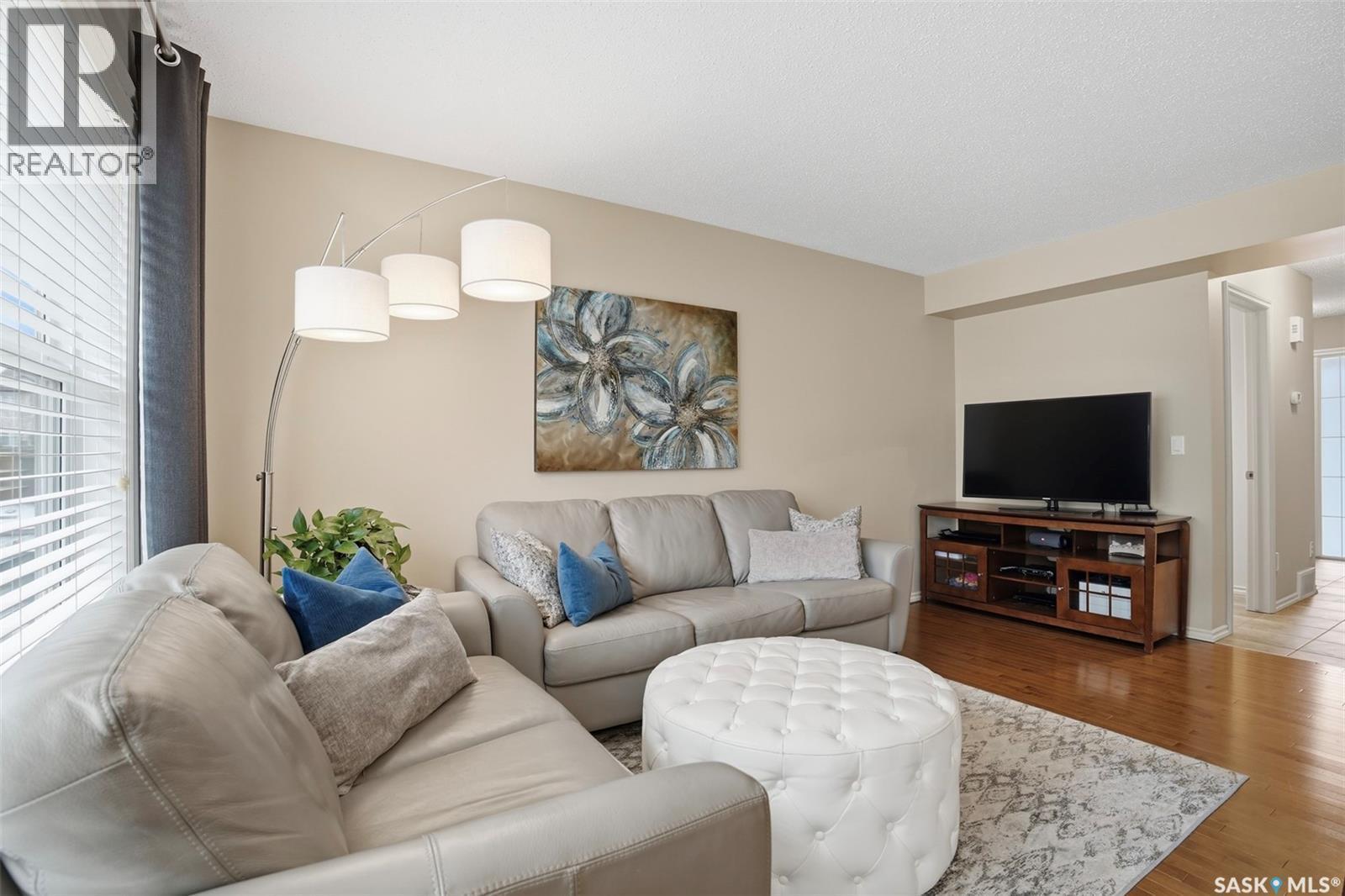 218 105 Lynd Crescent, Saskatoon, SK - Indoor Photo Showing Living Room