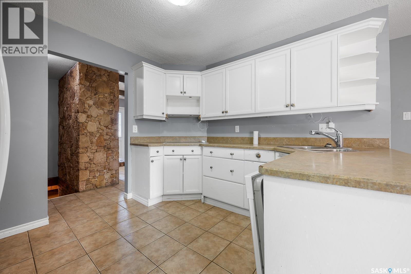 55 Rothwell Crescent, Regina, SK - Indoor Photo Showing Kitchen With Double Sink
