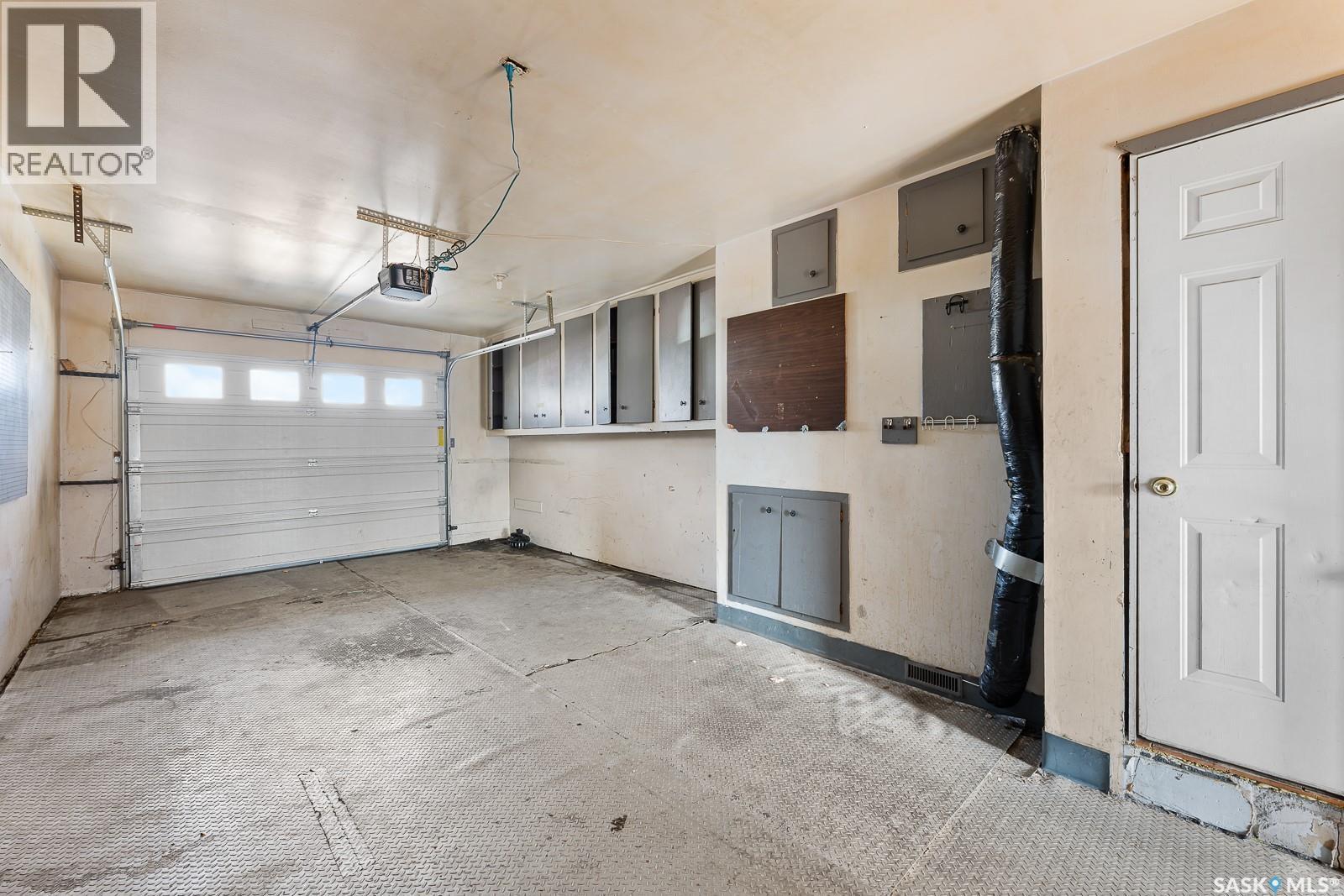 55 Rothwell Crescent, Regina, SK - Indoor Photo Showing Garage