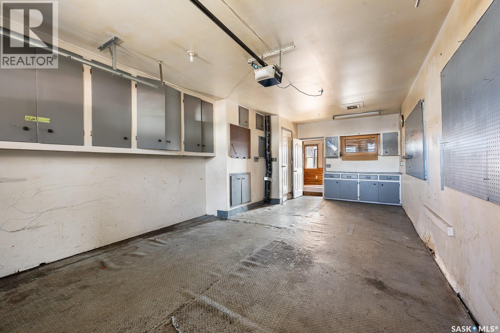 55 Rothwell Crescent, Regina, SK - Indoor Photo Showing Garage