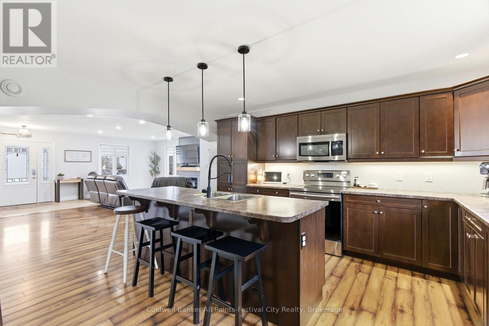 91 Park Street, Goderich (Goderich (Town)), ON - Indoor Photo Showing Kitchen With Double Sink With Upgraded Kitchen