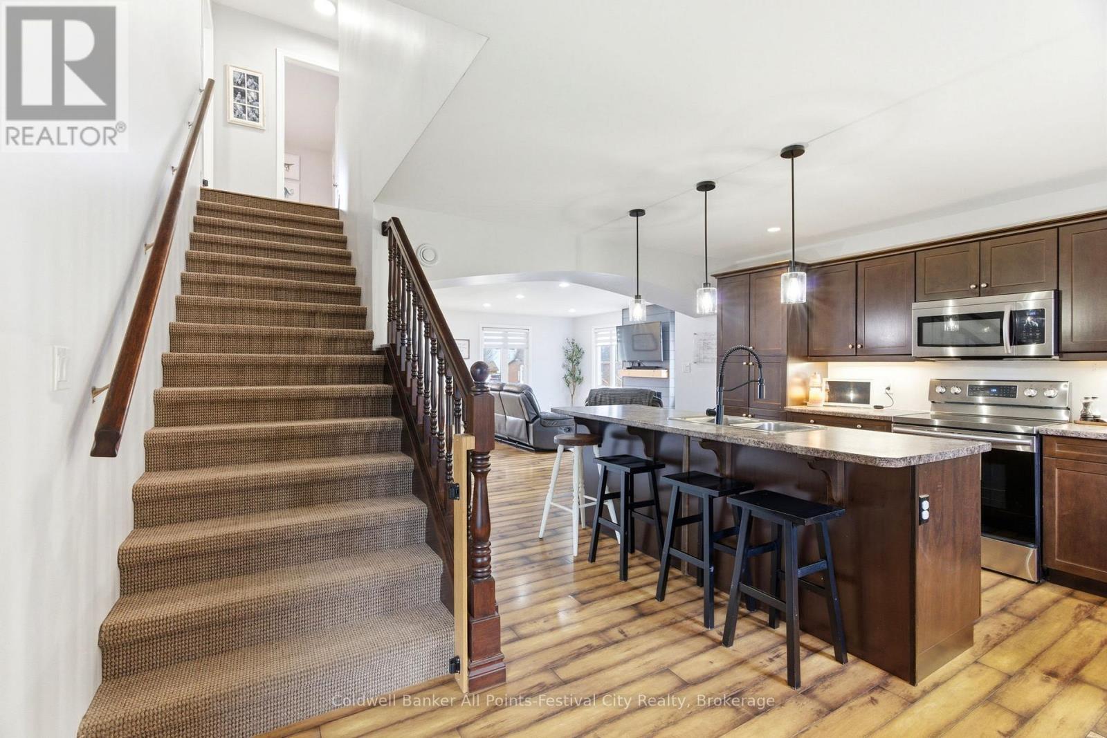 91 Park Street, Goderich (Goderich (Town)), ON - Indoor Photo Showing Kitchen With Upgraded Kitchen