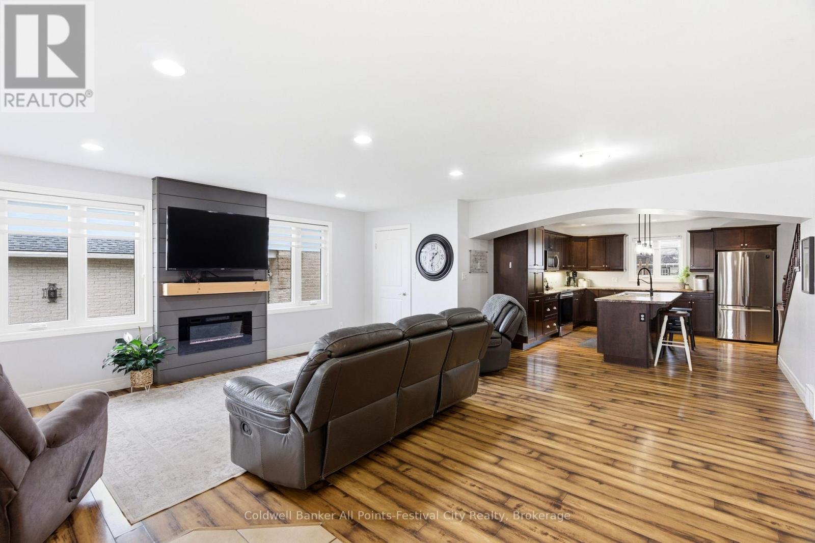 91 Park Street, Goderich (Goderich (Town)), ON - Indoor Photo Showing Living Room With Fireplace
