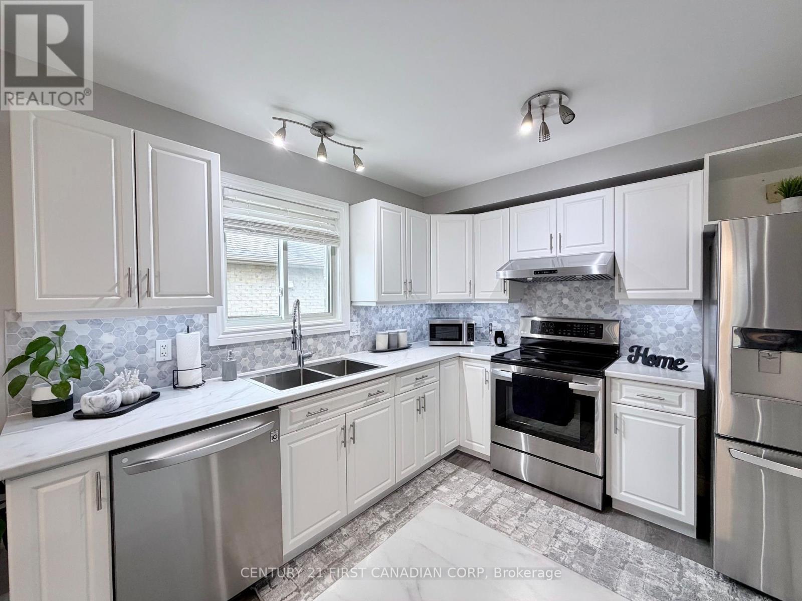 9 Barrett Crescent, St. Thomas, ON - Indoor Photo Showing Kitchen With Double Sink