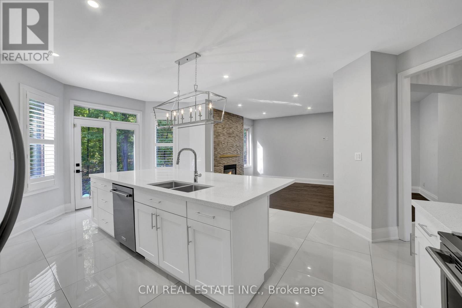 2171 Jardine Crescent, Burlington, ON - Indoor Photo Showing Kitchen With Double Sink With Upgraded Kitchen