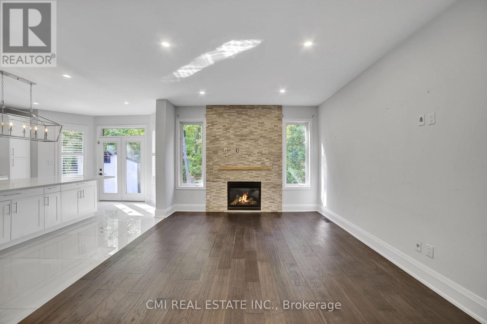 2171 Jardine Crescent, Burlington, ON - Indoor Photo Showing Living Room With Fireplace