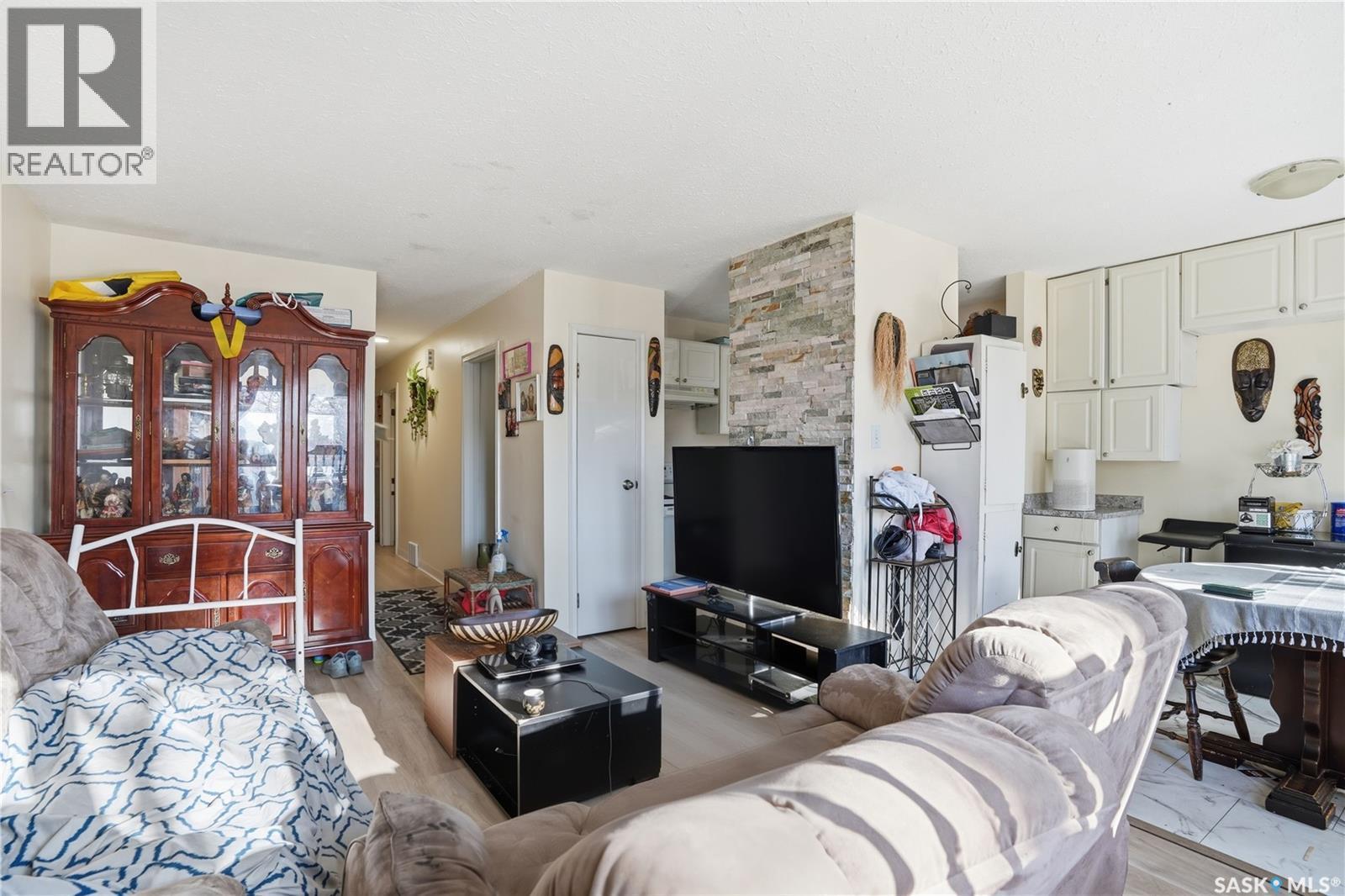 2123 Reynolds Street, Regina, SK - Indoor Photo Showing Living Room