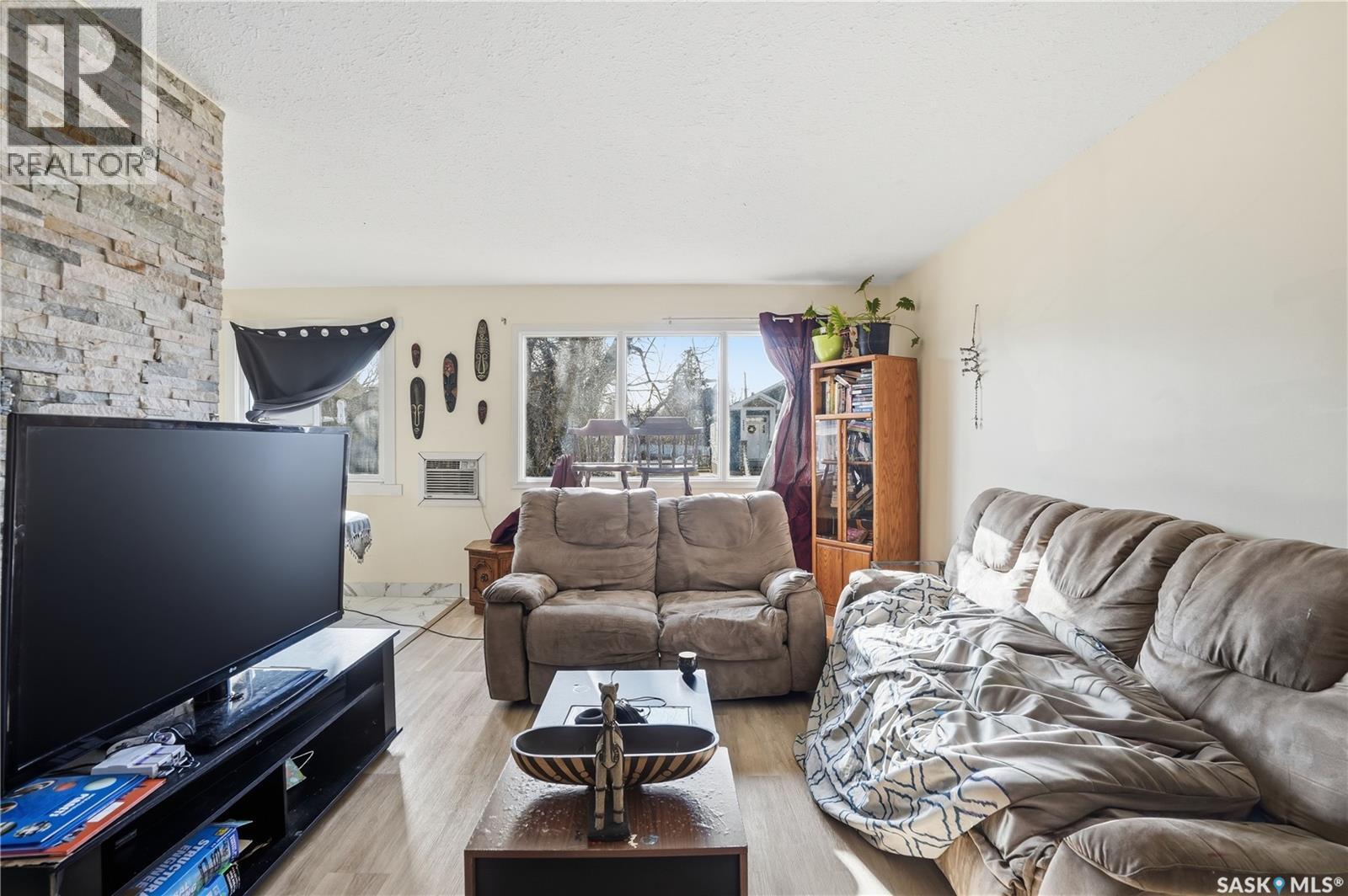 2123 Reynolds Street, Regina, SK - Indoor Photo Showing Living Room