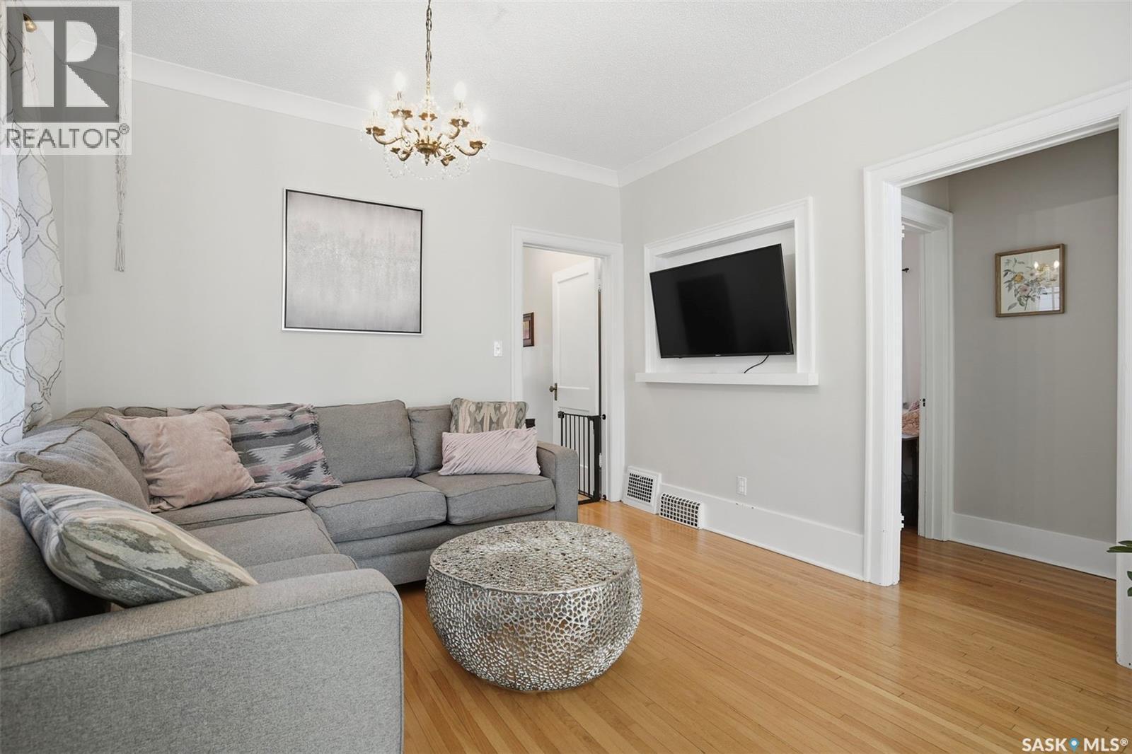 903 6Th Avenue N, Saskatoon, SK - Indoor Photo Showing Living Room