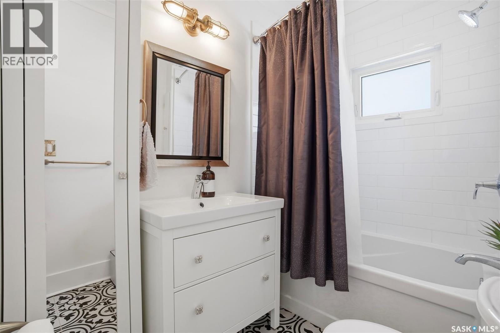 903 6Th Avenue N, Saskatoon, SK - Indoor Photo Showing Bathroom
