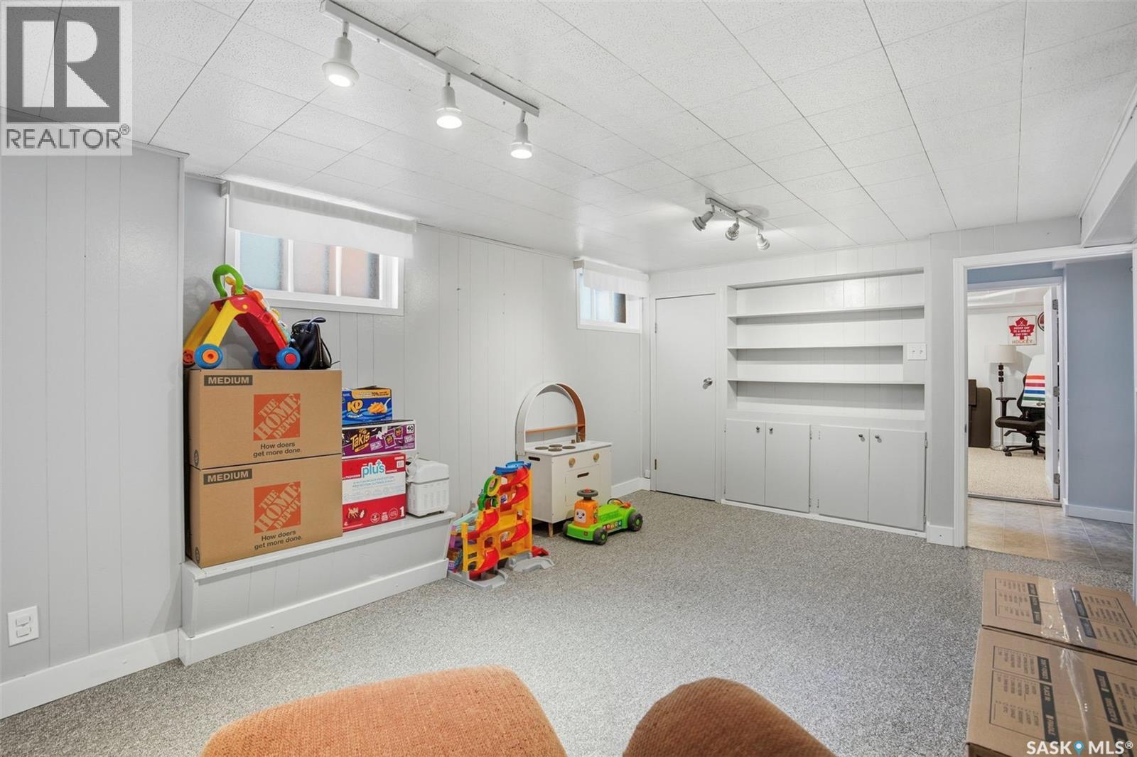 903 6Th Avenue N, Saskatoon, SK - Indoor Photo Showing Garage