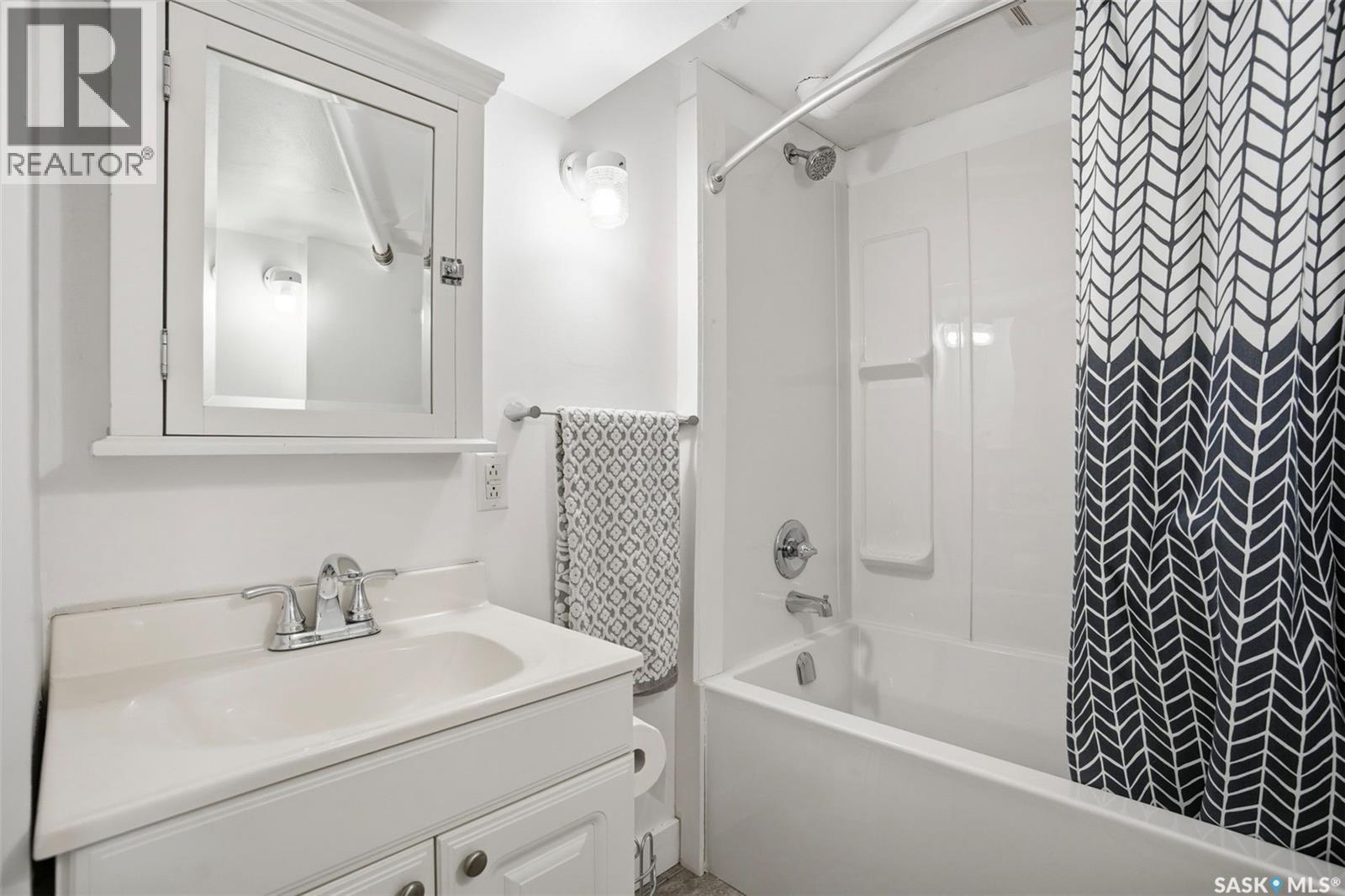 903 6Th Avenue N, Saskatoon, SK - Indoor Photo Showing Bathroom
