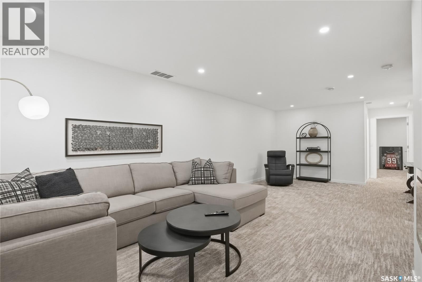512 7Th Street E, Saskatoon, SK - Indoor Photo Showing Living Room