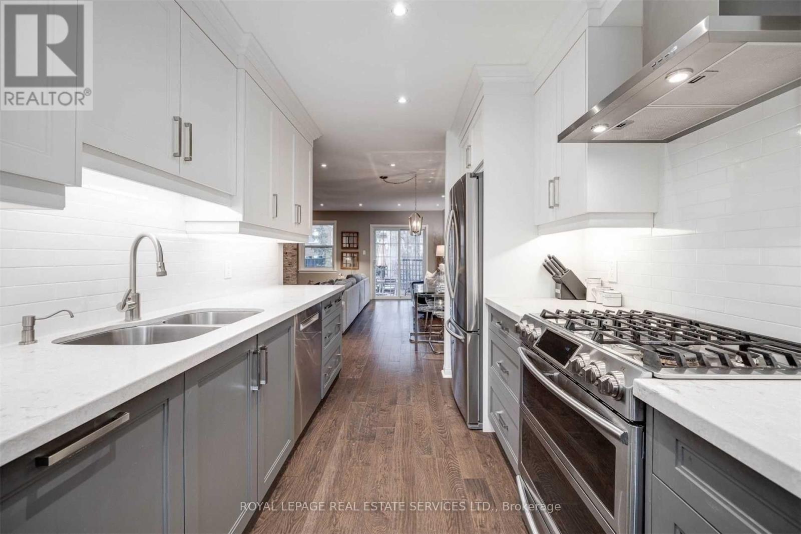 103 Confederation Way, Markham, ON - Indoor Photo Showing Kitchen With Double Sink With Upgraded Kitchen