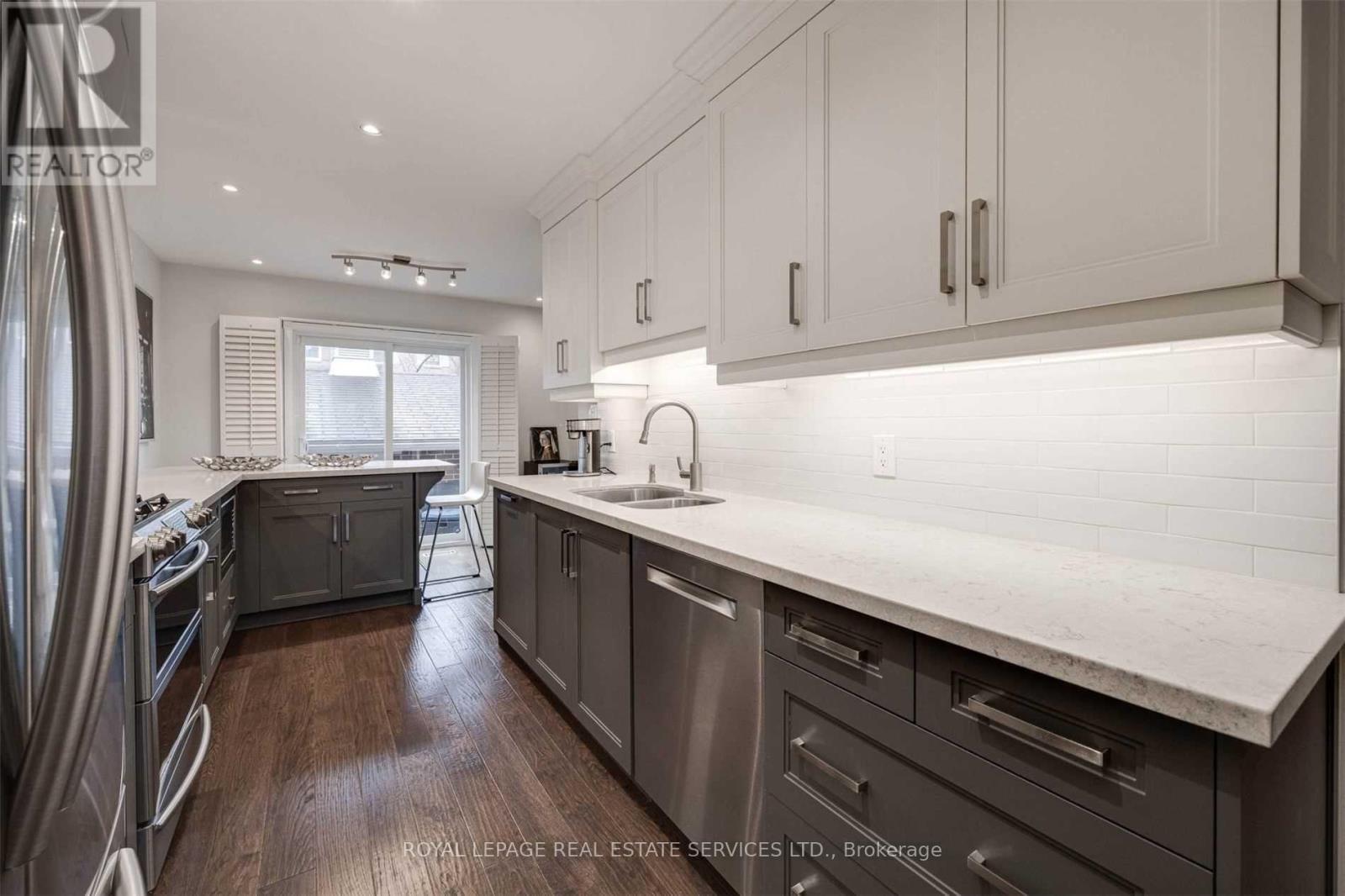 103 Confederation Way, Markham, ON - Indoor Photo Showing Kitchen With Stainless Steel Kitchen With Double Sink With Upgraded Kitchen