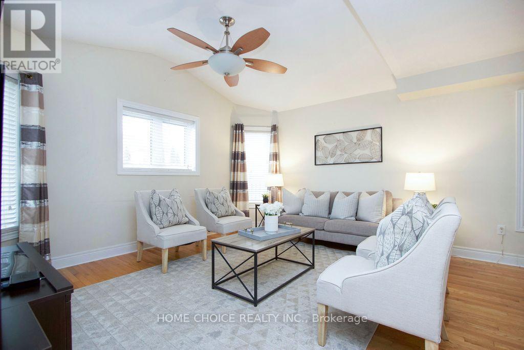 200 Bathgate Crescent, Clarington, ON - Indoor Photo Showing Living Room